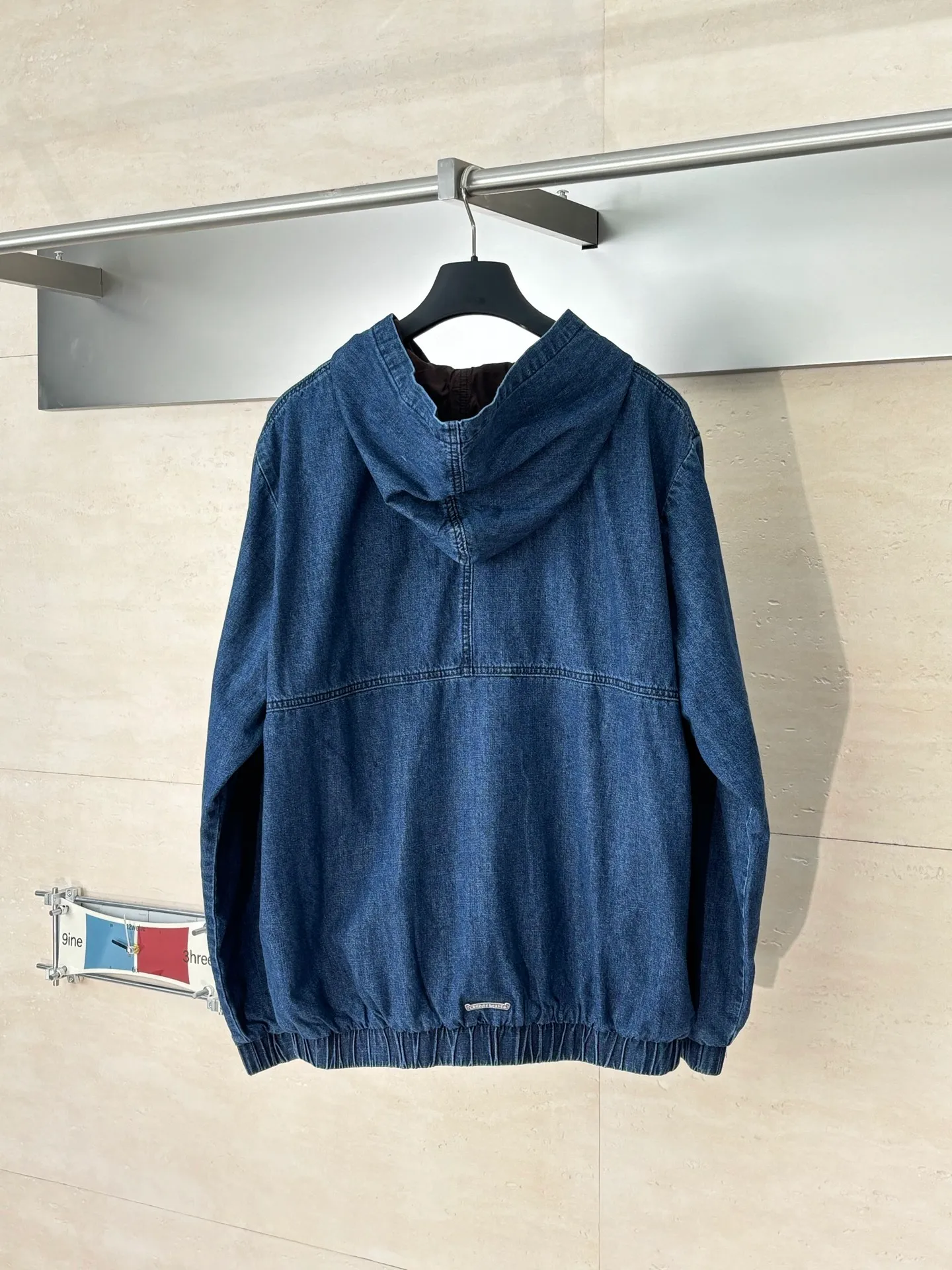 P770 Chrome Heart*/Chrome Heart Ch half-zip patchwork leather contrasting denim jacket. The original domestic spot purchase is 3.4W. The development cost is extremely high. The fabric is made of high-density pure cotton twill denim material imported from Italy. The jacquard lining requires a minimum order of 1,000 meters. The loss is huge. The printing is based on the original version and is hand-made glue printing. The focus is on hand-sewing sheepskin crosses. The gold content is extremely high. Real antique silver chain heads (key points: zipper pullers are sprayed with silver to make them old). Size: S/M/L
